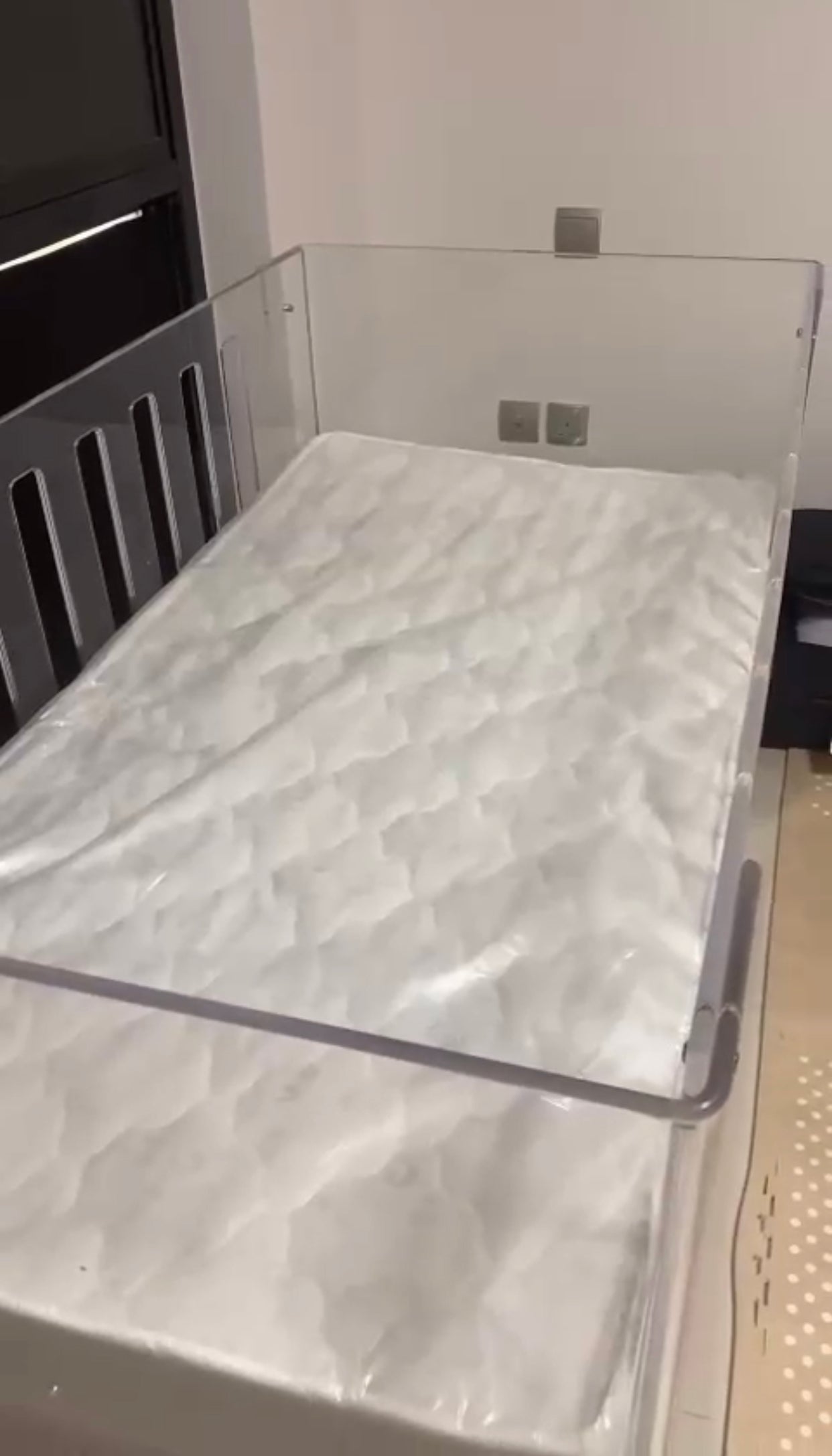 سرير أطفال أكريليك - تصميم 1